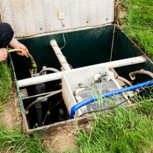 Limpeza de poço de água servida